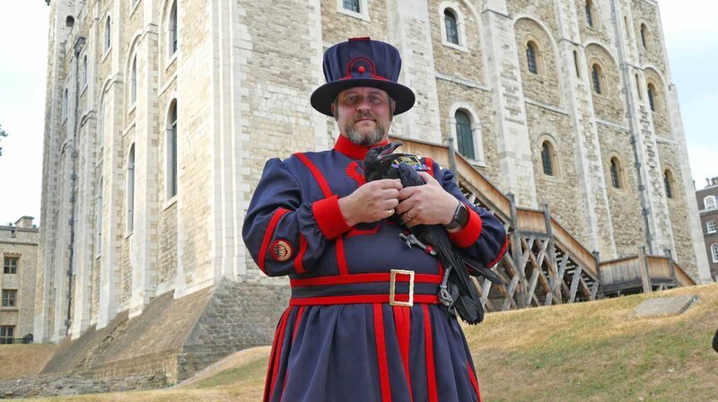 Rabenmeister Chris Skaife mit einem Raben am Tower of London. – Bild: phoenix/​ZDF/​Darren O’Hagan/​Lion TV