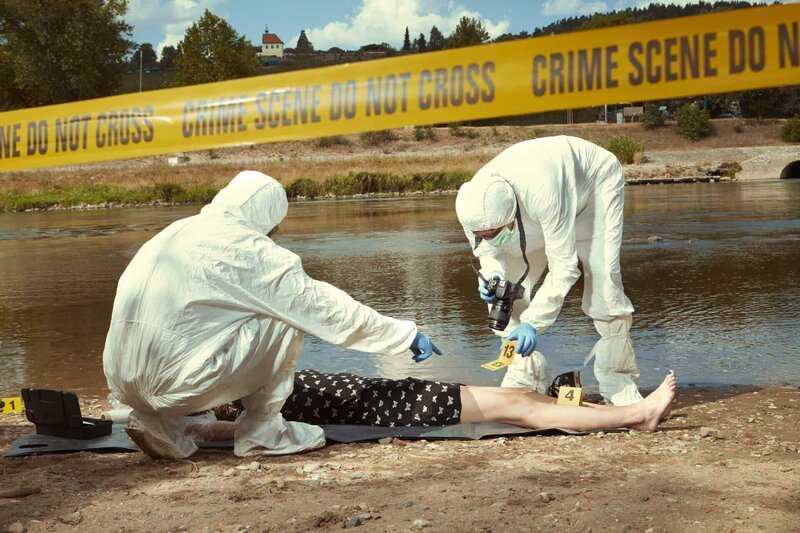 Die Leiche einer Frau in schwarzer Kleidung wurde ertrunken in der Nähe eines Flusses gefunden – Bild: Shutterstock /​ Couperfield