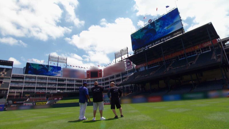 Prince Fielder, Wayde and Brett enjoying the views of the baseball field. – Bild: Discovery