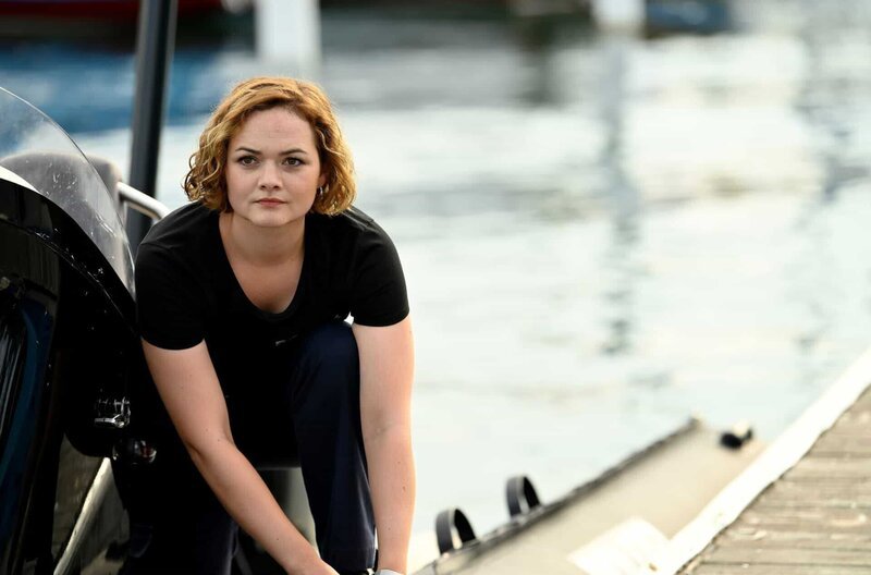Julia Demmler (Wendy Güntensperger) beobachtet im Hafen, dass das Boot eines Verdächtigen verschwunden ist. – Bild: ARD/​Laurent Trümper