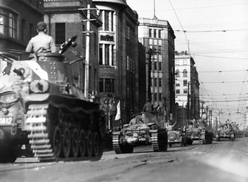 Parade der Panzereinheit in der Ginza-Straße in Tokio, Japan, am 8. Januar 1943. – Bild: The History Channel