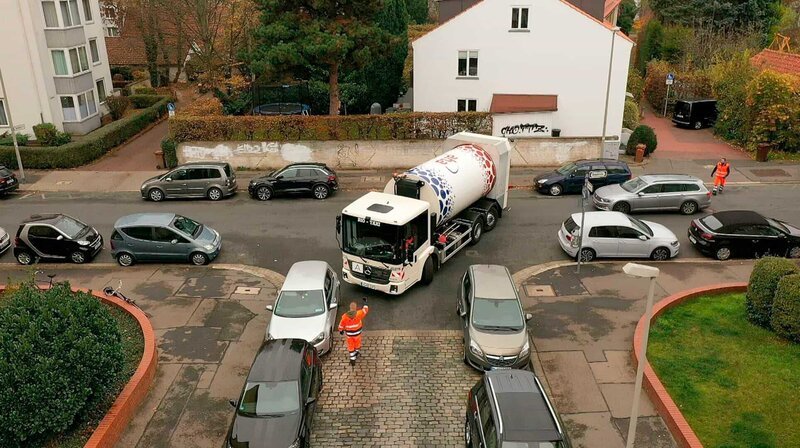 Auf ihrer Tour durch Hannovers Südstadt muss die Müllabfuhr auch durch ganz enge Straßen. Hier müssen die Müllwerker Fahrer Andreas Jordan einweisen. – Bild: NDR/​Christina Georgi