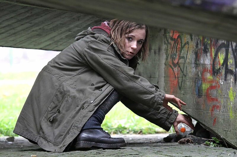 Franzi (Friederike Linke) will sich nicht mit ihren mühsam und illegal erworbenen Pillen erwischen lassen und versteckt sie unter eine Brücke. – Bild: SWR/​Johannes Krieg