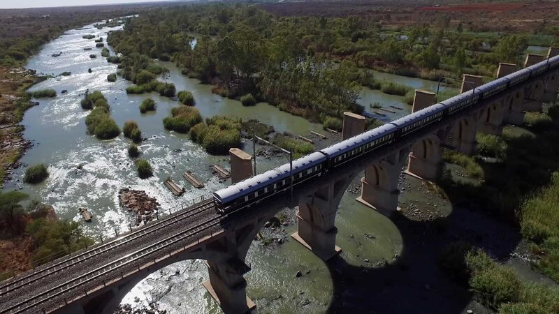 Jede Etappe hat es in sich: Der „Pride of Africa“ fährt auf dem Streckennetz des Unternehmens Rovos Rail durch pulsierende Städte, weite Landschaften und über imposante Brücken in Südafrika. – Bild: WELT