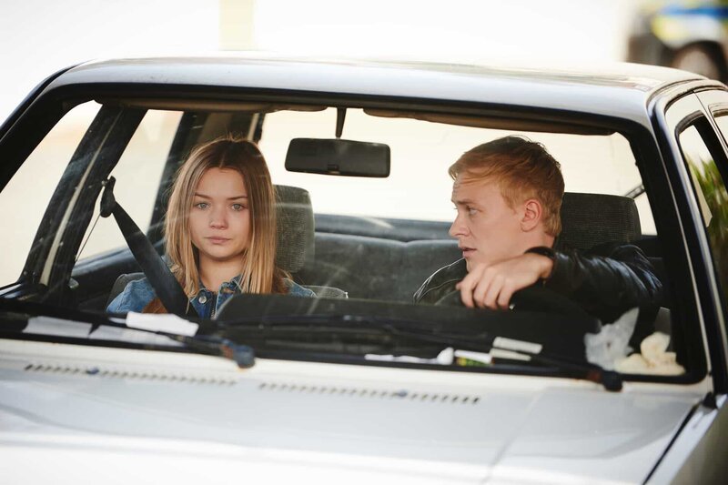 Vivi Klettmann (Julia Beautx) bereitet sich auf den Besuch bei ihrem Vater im Gefängnis vor. Tim Münzinger (Julius Nitschkoff) bringt sie mit seinem Auto dort hin. – Bild: ZDF und Walter Wehner.