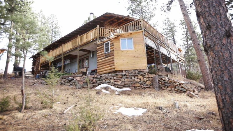 The exterior of the Cub Creek Cabin in Colorado, as seen on HGTV’s Log Cabin Living – Bild: HGTV