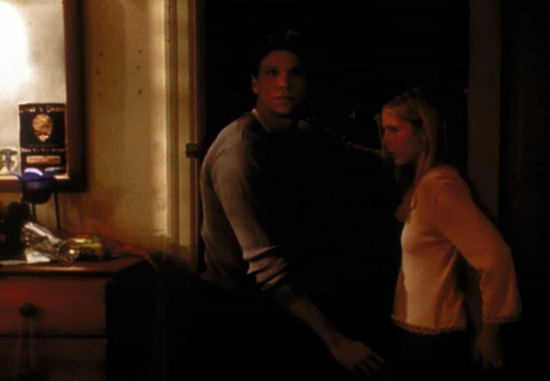 Buffy (Sarah Michelle Gellar, r.) und Riley (Marc Blucas, l.) werden von einem Erdbeben überrascht. – Bild: TM + © 2000 Twentieth Century Fox Film Corporation. All Rights Reserved. Lizenzbild frei