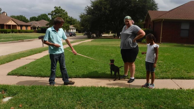 Adopters with Yahtzee outside of home during a home check. – Bild: Animal Planet /​ Discovery Communications