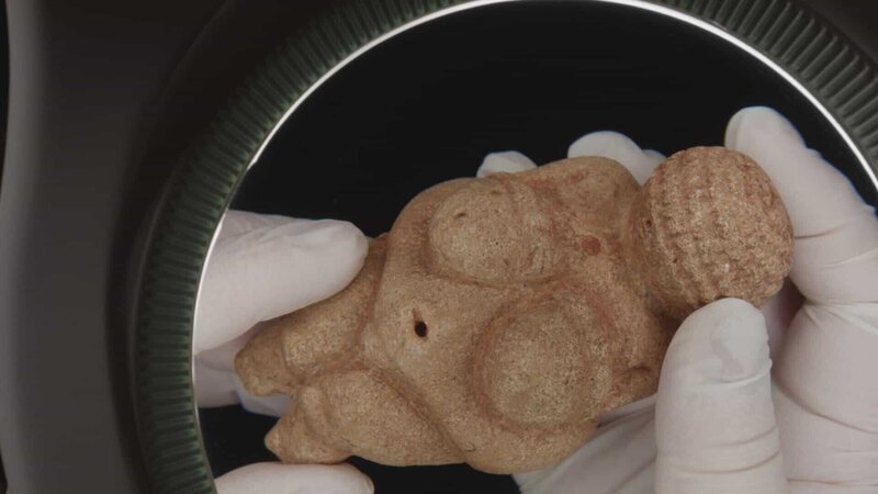 Die Venus von Willendorf, aus dem Naturhistorisches Museum Wien, Schutzfigur oder Fruchtbarkeitssymbol? – Bild: ZDF und epo-film/​ Hubert Doppler./​epo-film/​ Hubert Doppler