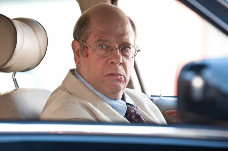 -- „Bullseye“ Episode 1202 -- Pictured: Stephen Tobolowsky as Erwin -- Photo by:Virginia Sherwood/​NBC – Bild: NBCUniversal, Inc ©13TH STREET Photocredit Mandatory, Editorial Use Only, NO archive, NO Resale