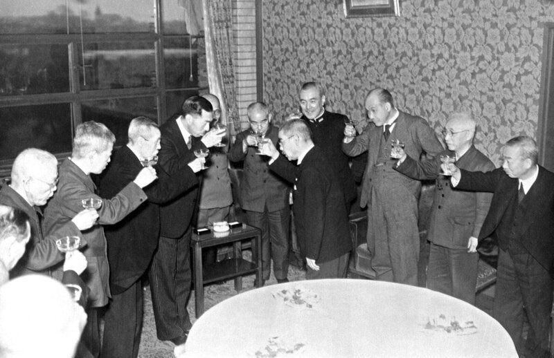 (Original Caption) Brings Home the Bacon. Tokyo, Japan: Foreign Minister Yosuke Matsuota is being toasted by his cabinet colleagues immediately following his arrival at Tokyo from a 42-day tour of Europe’s capitals. High spot of the Foreign Minister’s accomplishments was his high speed negotiation of a peace and friendship pact with the Soviet Union. Left to right, Ministers Kiyoshi Akita of Overseas Affairs; of Finance, Isao Kawada; of Home Affairs, Baron Hiranuma; Prime Minister, Prince Fumimaro Konoye; Minister of War, Lieutenant General Tojo; of Welfare, Tsuneo Kanemitsu; of Navy, Admiral Kioshiro Oikawa; of Agriculture and Forestry, Tadaatshu Ishiguro; of Education, Dr. Kunihiko Hashida; and of Railways, Sotara Ogawa. May 13, 1941. – Bild: Bettmann /​ Bettmann Archive /​ Bettmann /​ © THE HISTORY CHANNEL /​ WildBear Entertainment Pty Ltd