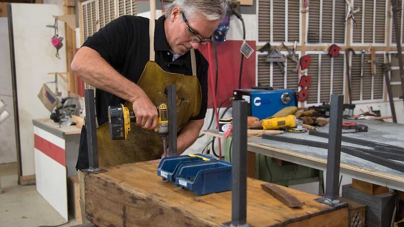 In the workshop master carpenter David uses a screw gun to attach the box steel legs on contestants Alisha and Sam’s wood toolbox. As seen on HGTV’s Flea Market Flip. – Bild: 2017, Scripps Networks, LLC. All Rights Reserved.