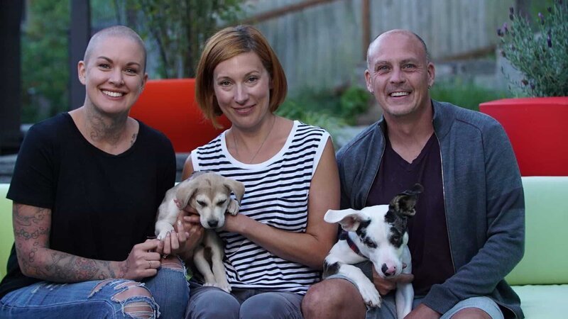 Amanda, Jaime and Jonathan pose for a photo with their new adoptee Iceland and their current dog Oink. – Bild: Animal Planet /​ Discovery Communicatons
