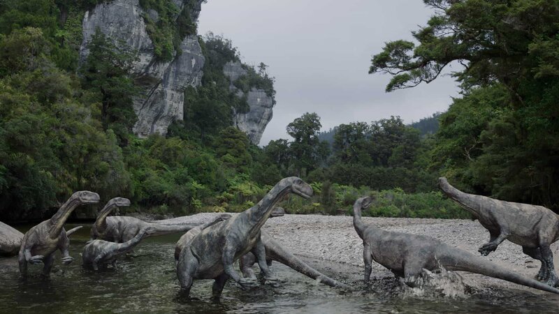 Die Glacialisaurier waren vermutlich die Hauptbeute des Cryolophosaurus. Aber längst nicht jede Jagd ging zu seinen Gunsten aus. Die Glacialisaurier waren gute Läufer und erreichten im Sprint um die 40 Kilometer pro Stunde. – Bild: ZDF und Giant Screen Films./Giant Screen Films Die Glacialisaurier waren vermutlich die Hauptbeute des Cryolophosaurus. Aber längst nicht jede Jagd ging zu seinen Gunsten aus. Die Glacialisaurier waren gute Läufer und erreichten im Sprint um die 40 Kilometer pro Stunde. – Bild: ZDF und Giant Screen Films./Giant Screen Films
