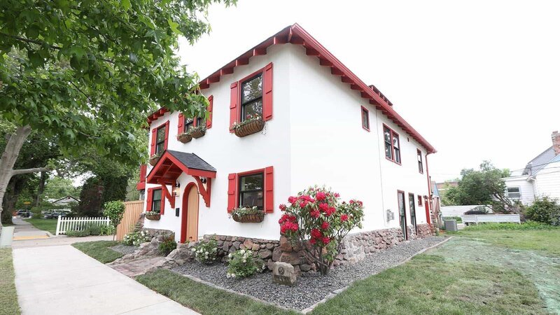 The exterior of the Basque House was designed with both rustic and modern elements in mind, as shown by its combination of white stucco and vibrant red accents. – Bild: 2019, Discovery, Inc. All Rights Reserved.