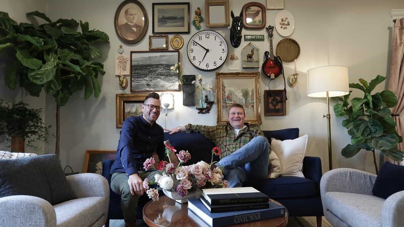 Portrait of Luke Caldwell (left), and Clint Robertson (right), in the Gingerbread House’s living room, in front of the art gallery wall made of unique antiques, as seen on HGTV’s Boise Boys. – Bild: 2019, Discovery, Inc. All Rights Reserved.