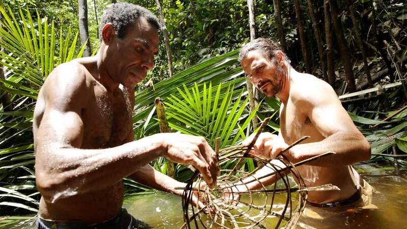 PAPA NEW GUINEA – Hazen inspecting a fish trap with, Robin, one of The tribe’s top hunters. (Photo Credit: National Geographic Channels/​Stuart Trowell) – Bild: National Geographic Channels