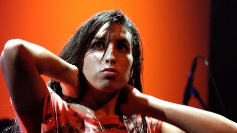 Die Sängerin Amy Winehouse starb am 23. Juli 2011 – mit nur 27 Jahren. Ihre dunkle Soulstimme und ihr ausschweifendes Leben machen sie unvergessen. – Bild: ZDF und imago/​Raimund Müller/​imago/​Raimund Müller