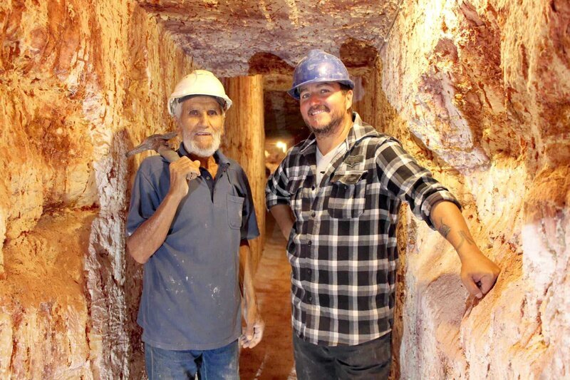George and Yanni Aslamatzis underground mining in Coober Pedy, SA. – Bild: Discovery Communications