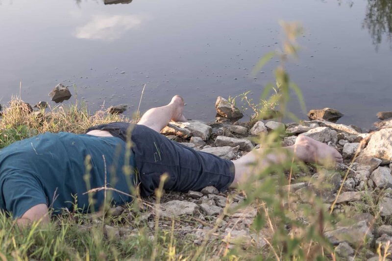 Ein toter Mann wurde in der Nähe des Flusses gefunden, ein toter Mann wurde in einem Sumpfsee ertränkt. – Bild: Shutterstock /​ Shutterstock /​ Copyright (c) 2022 Valeriya Popova 22/​Shutterstock. No use without permission.