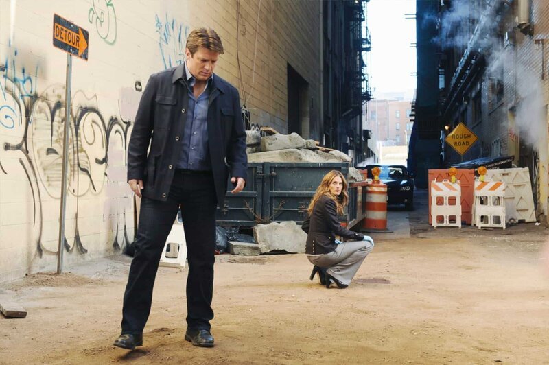 Neben einer Leiche werden extrem große Fußabdrücke gefunden. Castle (Nathan Fillion, l.) und Beckett (Stana Katic, r.) machen sich selbst ein Bild von der Lage … – Bild: Universal TV