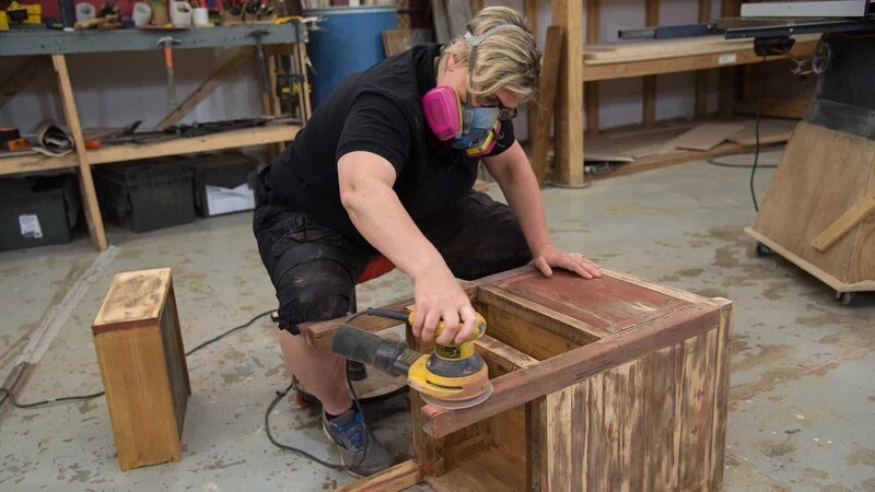 In the workshop master carpenter Cija uses a orbital sander on Rob and Nic’s small cabinet wild card project As seen on HGTV’s Flea Market Flip – Bild: 2017, Scripps Networks, LLC. All Rights Reserved.