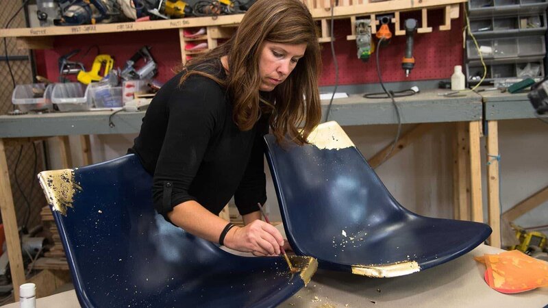 In the workshop contestant Jennifer uses a small paint brush to add gold leafing to their molded chairs. As seen on HGTV’s Flea Market Flip. – Bild: 2017, Scripps Networks, LLC. All Rights Reserved.