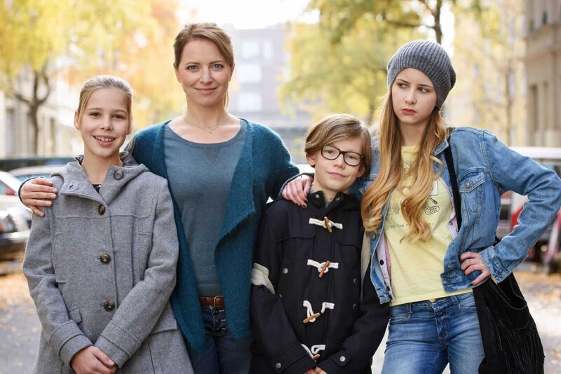 Anna Holzinger (Diana Staehly, 2.v.l.) und ihre Kinder Celine (Monique Schröder, l.), Albert (Daan Lennard Liebrenz) und Steffi (Kyra Thoma). – Bild: RTL /​ Stefan Erhard