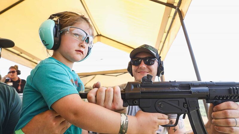 Erst schießen, dann schreiben lernen: In Oklahoma wird Kindern schon früh beigebracht, mit Waffen umzugehen. – Bild: ZDF und Nova Production 2022./​Nova Production 2022