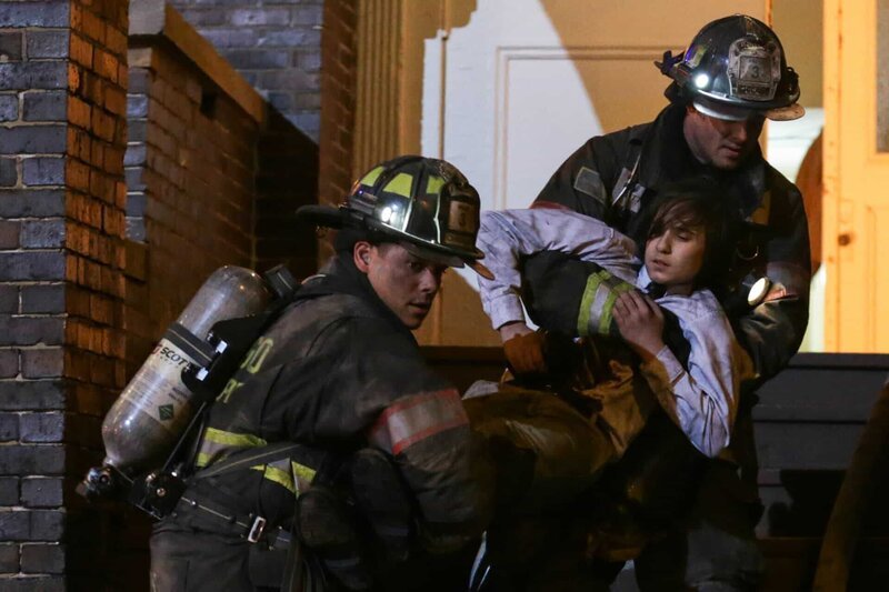 -- „Real Never Waits“ Episode 222 -- Pictured: (l-r) Charlie Barnett as Peter Mills, Taylor Kinney as Kelly Severide -- (Photo by: Elizabeth Morris/​NBC) – Bild: Universal TV