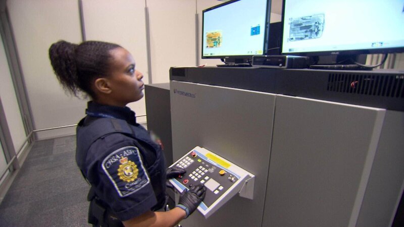 Officer bei der Grenzkontrolle – Bild: RTL /​ © Seven Network