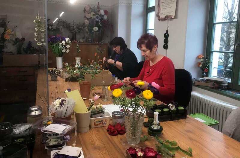Blümeln in der Schauwerkstatt der Deutschen Kunstblume Sebnitz – Bild: MDR/Anne Flemming Blümeln in der Schauwerkstatt der Deutschen Kunstblume Sebnitz – Bild: MDR/Anne Flemming