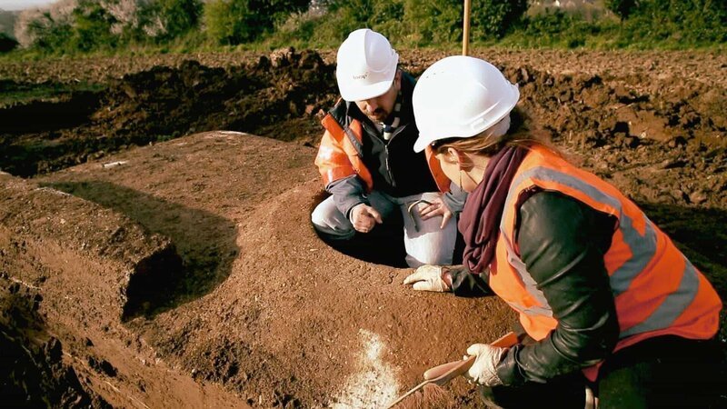 Archäologen bergen Überreste aus dem Ersten Weltkrieg, die vom Alltag an der Front erzählen. – Bild: ZDF und Thibaut Martin; Docland Yard