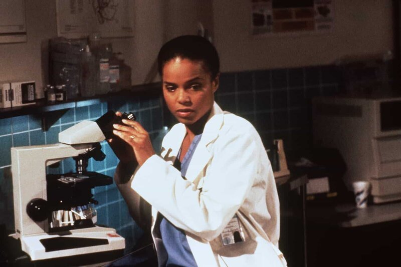 Amanda (Victoria Rowell) untersucht im pathologischen Labor einige Gewebeproben, um dem Mörder auf die Schliche zu kommen. – Bild: Viacom Lizenzbild frei