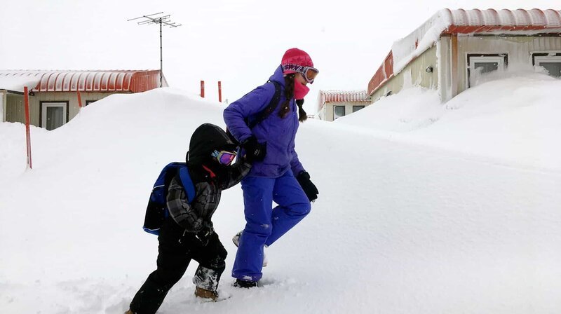 Schulweg am unwirtlichsten Ort der Welt, der Antarktis. Auf King George Island überwintern in der chilenischen Forschungsstation sogar Familien mit Kindern. – Bild: NDR/​Vision Airways/​Joanna Michna
