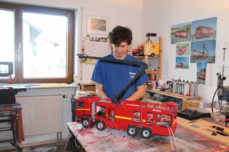 Hobbyists Kevin have chosen a real high-tech vehicle: the SLF 4000/​250 special fire-fighting vehicle in 1:14 scale. – Bild: DCI