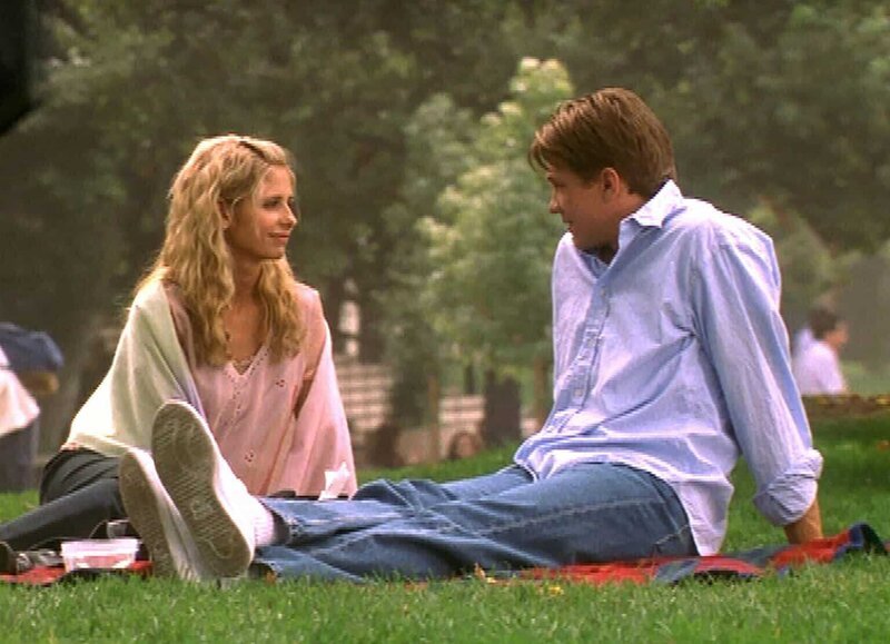 Riley (Marc Blucas, r.) hat Buffy (Sarah Michelle Gellar) zu einem Picknick eingeladen. – Bild: TM + © 2000 Twentieth Century Fox Film Corporation. All Rights Reserved. Lizenzbild frei