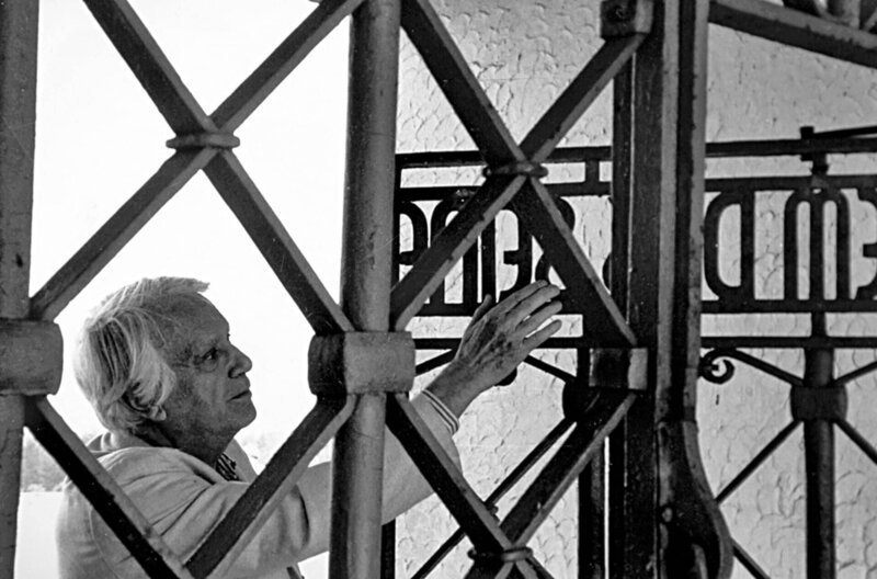Jorge Semprún vor dem Eingang von Buchenwald: 1944 wurde der Schriftsteller in das Konzentrationslager deportiert. – Bild: ARTE /​ © Bibliothèque Jaques Doucet /​ © Bibliothèque Jaques Doucet