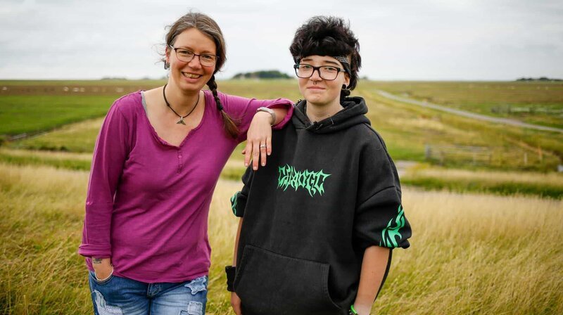 Mutter Sandra und Kind Alex (17): Ist mein Kind trans? – Bild: NDR/​Manfred Uhlig