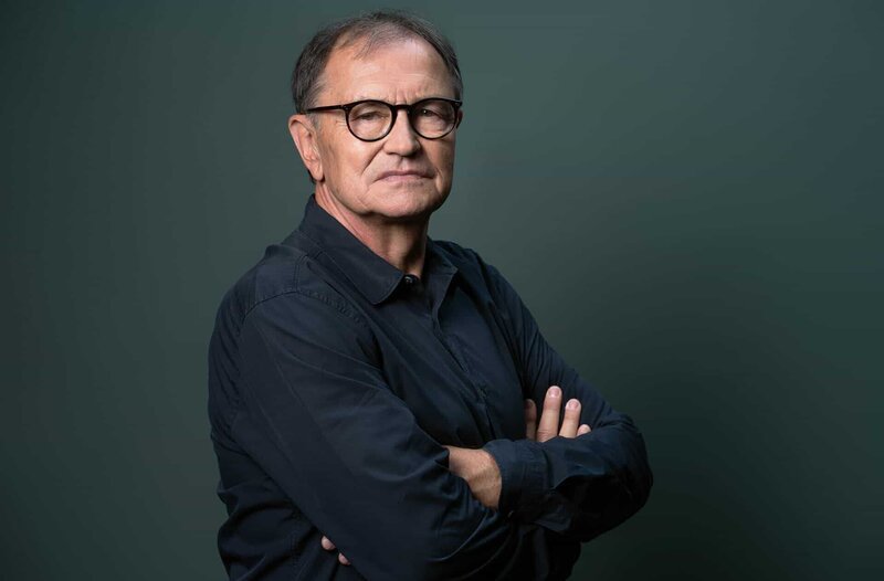 Ewald Lienen ist eine Legende im deutschen Profifußball. Er war einer der besten Linksaußen seiner Zeit und ein erfolgreicher Trainer. – Bild: WDR/​Tellux Film/​Guido Engels