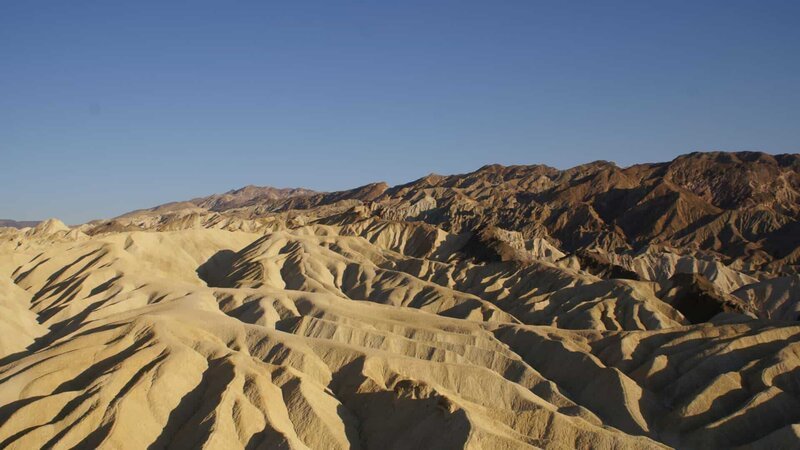 Death Valley ist eine geologische Schatzkiste. Tief im Inneren der Sedimente versteckt sind Beweise der letzten Eiszeit – ironischerweise am heißesten Platz der Welt. Auch wenn sich das Gebiet nur wenige hundert Kilometer vom Pazifik entfernt befindet, ist es eines der trockensten Gegenden der Erde./​Death Valley ist eine geologische Schatzkiste. Tief im Inneren der Sedimente versteckt sind Beweise der letzten Eiszeit – ironischerweise am heißesten Platz der Welt. Auch wenn sich das Gebiet nur wenige hundert Kilometer vom Pazifik entfernt befindet, ist es eines der trockensten Gegenden der Erde. – Bild: ZDF und ZDF E.