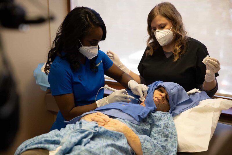 Dr. Mercy Odueyungbo uses the cauterizer on Ashley Jernigan’Äôs neck after removing some of her larger tumors. – Bild: Eastern TV /​ Discovery Communications, LLC /​ Taylor „TJ“ Joe