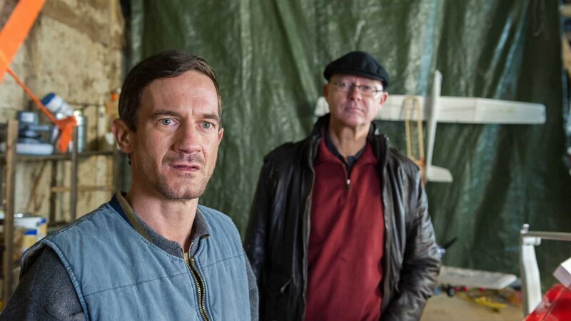 Karl Wagner (Sönke Möhring, l.) und Thomas Oppler (Bernd Stempel, r.). – Bild: ZDF /​ Marc Meyerbroeker Lizenzbild frei