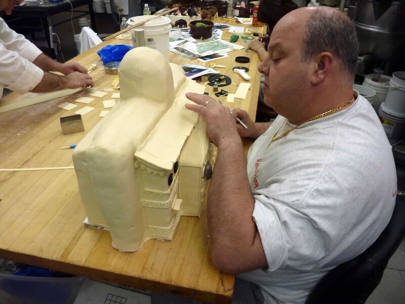 Mauro works on the elephant house building for the Bronx Zoo cake. – Bild: Copyright: Discovery Communications, Inc. For Show Promotion Only