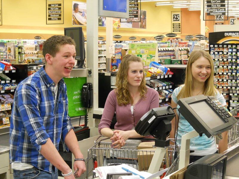 Cole (L) at the register with ex-girlfriend Abby and best friend Jackie. – Bild: Discovery Communications