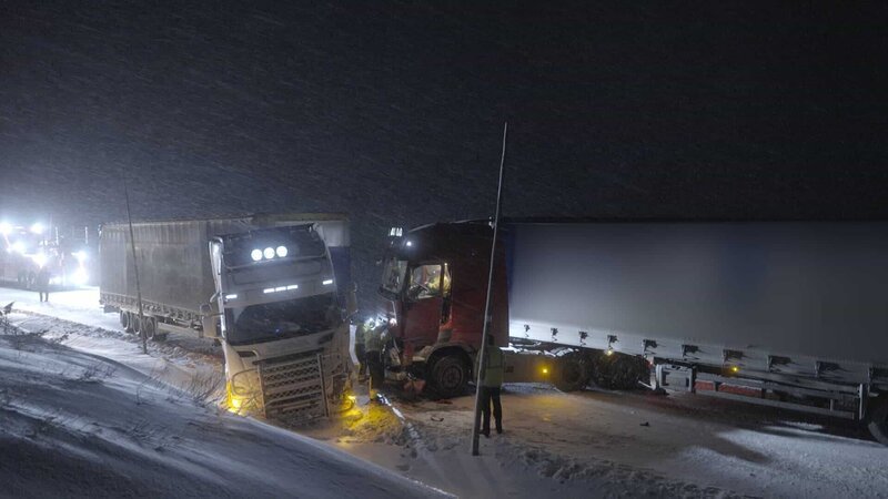 Zwei Lastwagen sind in den Bergen frontal zusammengestoßen. Sie blockieren jetzt die Straße. (National Geographic) – Bild: National Geographic /​ National Geographic