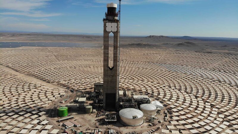In der Atacama-Wüste in Chile steht das Solarkraftwerk Cerro Dominador, bestehend aus einem hohen Turm, der von vielen Spiegeln umgeben ist. – Bild: WELT
