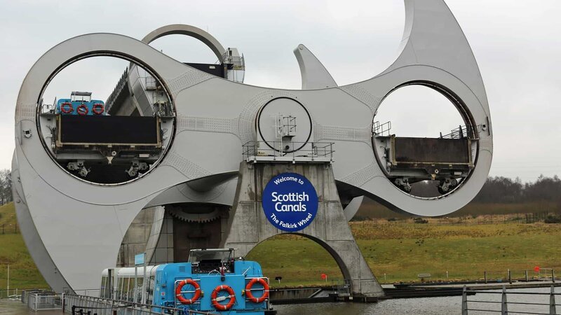 Bildunterschrift: Mit dem riesenradähnlichen Falkirk Wheel in Schottland lassen sich bis zu 300 Tonnen schwere Schiffe etwa 35 Meter in die Höhe heben. – Bild: WELT
