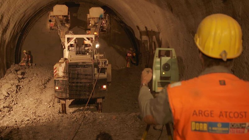 Bei der Arbeit in den dunklen Tunneln ist Vorsicht geboten: Die Bauwerke sind oft kilometerlang und teils unweit der Autobahn gelegen. – Bild: N24 Doku