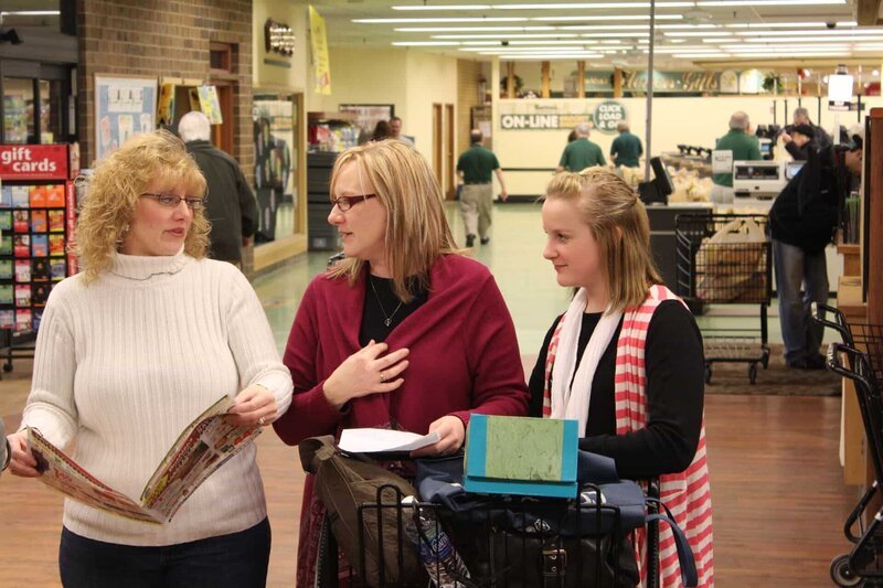 Kelly shopping with her sister Wendy and daughter Mackenzie. – Bild: Discovery Communications